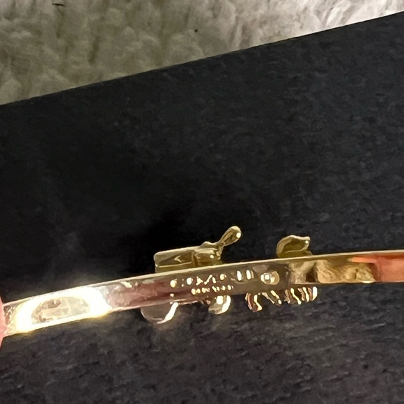NWT COACH horse and carriage gold tone chain cuff bracelet - Picture 5 of 7